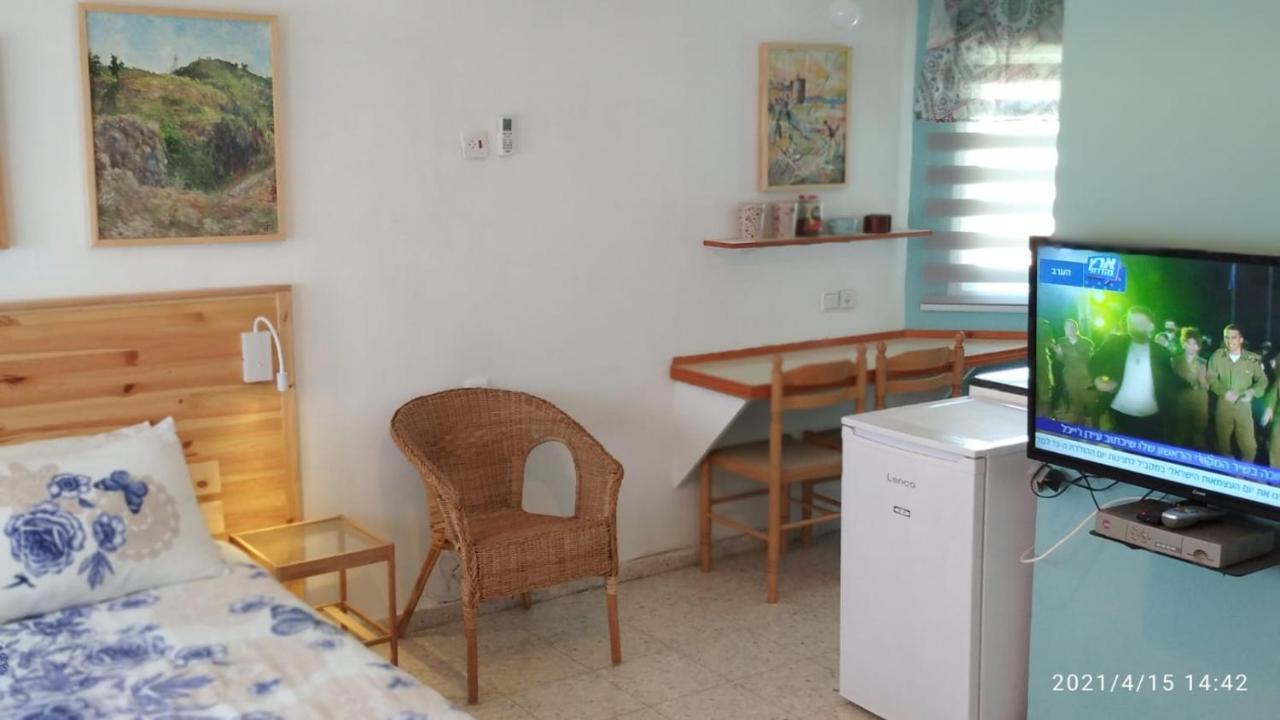 Jordan Valley One Room Apartment Menaẖemya Екстериор снимка